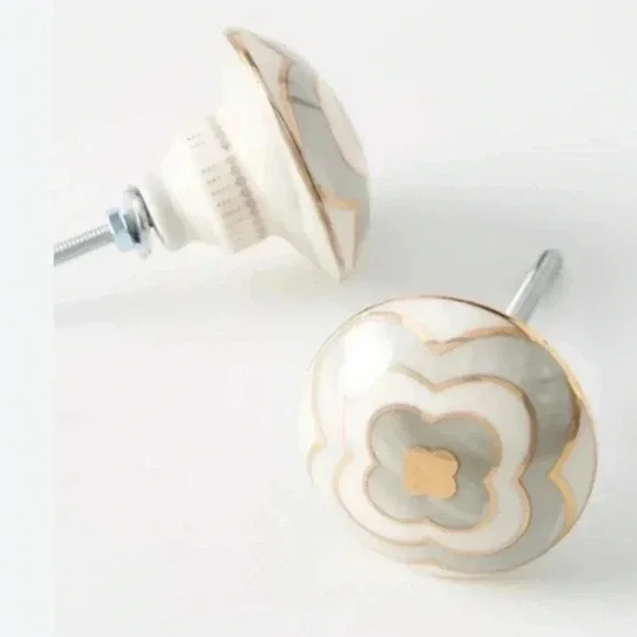 Set of 4 NWT Anthropologie Clover Knobs - Picture 1 of 6